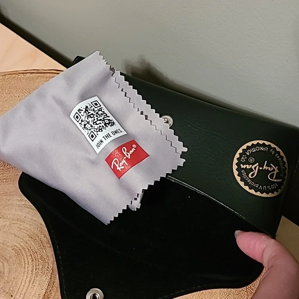 Ray-Ban sunglasses case - like new - Picture 3 of 5